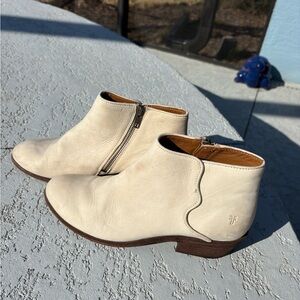 Frye Carson Booties Cream